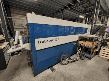 Vista frontale della macchina TRUMPF TruLaser 3030 Fiber
