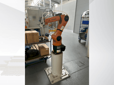 Vista frontale della macchina KUKA KR 6 R900 fivve