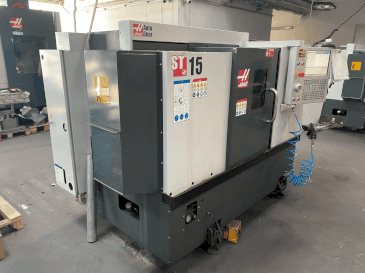 Vista frontale della macchina HAAS ST-15