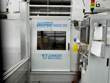 Vista frontale della macchina JUNKER Quickpoint 5002/20