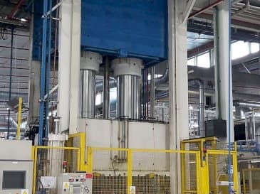 Vista frontale della macchina Pinette 1500 Ton