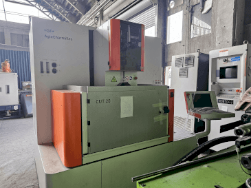 Vista frontale della macchina AgieCharmilles CUT 20