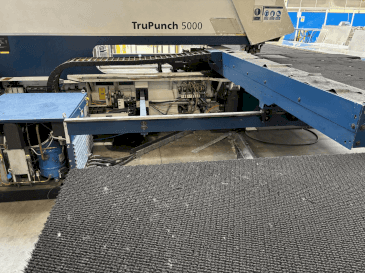 Vista frontale della macchina TRUMPF TRUPUNCH 5000 S10