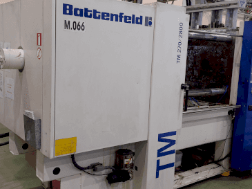 Vista frontale della macchina Battenfeld TM 270 / 2800