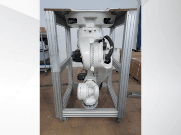 Vista frontale della macchina KUKA KR270 R2700 C ultra MED (2015)