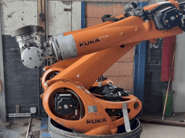 Vista frontale della macchina KUKA KR 90 R3100 extra C-F-HP