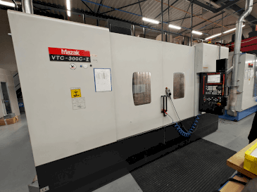 Vista frontale della macchina Mazak VTC-300C