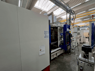 Vista frontale della macchina Engel duo 2400/650