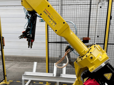 Vista frontale della macchina FANUC ARC Mate OiB