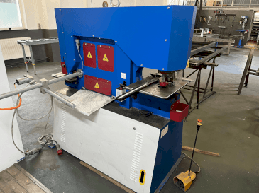 Vista frontale della macchina Metallkraft HPS 65 DS