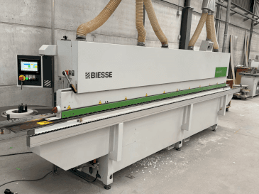 Vista frontale della macchina BIESSE Jade 240