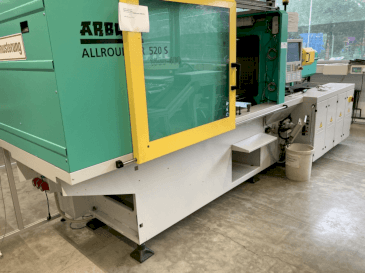 Vista frontale della macchina Arburg Allrounder 520S-1600-400