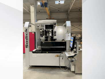 Vista frontale della macchina Sodick SL600Q