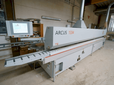 Vista frontale della macchina HOLZHER ARCUS 1334 FV2