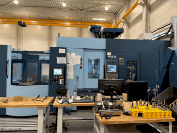 Vista frontale della macchina Matsuura MAM72-70V