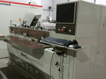 Vista frontale della macchina OMAL Insert 1300