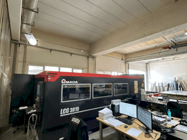 Vista frontale della macchina AMADA LCG-3015