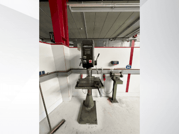 Vista frontale della macchina Hahn+Kolb Flott P40
