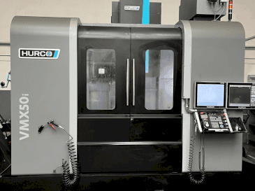 Vista frontale della macchina Hurco VMX50i