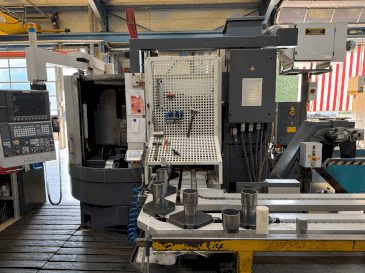 Vista frontale della macchina Okuma LVT 300-M