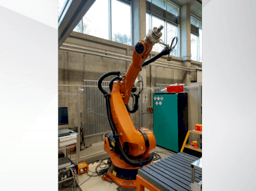 Vista frontale della macchina KUKA KR 240-2 2000