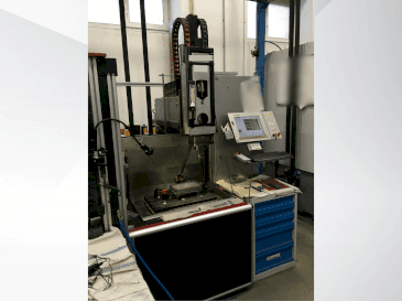 Vista frontale della macchina Exeron EDM 310 MF20