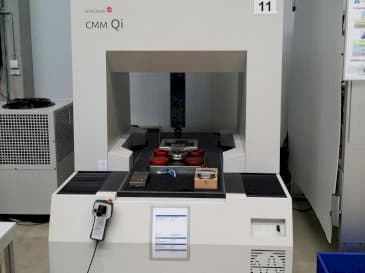 Vista frontale della macchina EROWA CMM Qi