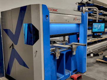 Vista frontale della macchina Euromac FXbend 1547