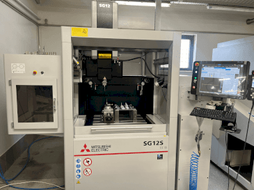 Vista frontale della macchina Mitsubishi SG12S