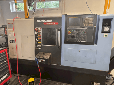 Vista frontale della macchina DOOSAN LYNX 200 LM