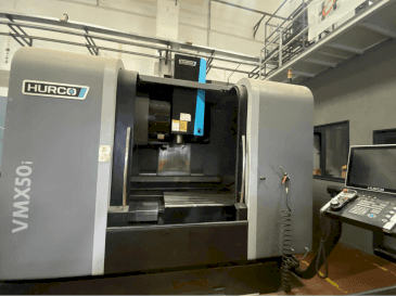 Vista frontale della macchina Hurco VMX50i