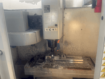 Vista frontale della macchina HAAS S MiniMill HE