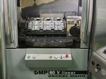 Vista frontale della macchina DECKEL MAHO DMP 60 V linear