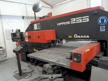 Vista frontale della macchina AMADA Vipros 255