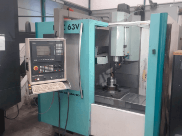 Vista frontale della macchina DECKEL DMC-63V