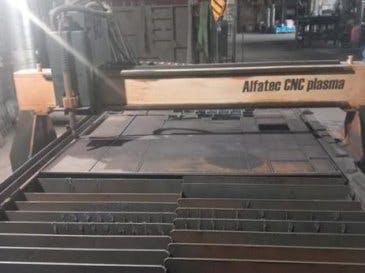 Vista frontale della macchina ALFATEC CNC 1,5x3M PROFI