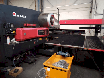 Vista frontale della macchina AMADA EMZ 3510 NT