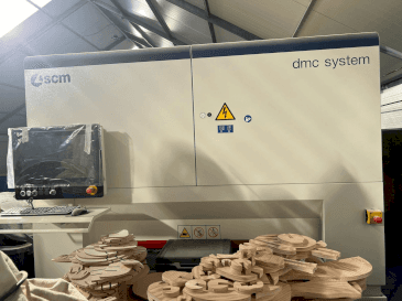 Vista frontale della macchina SCM DMC SYSTEM