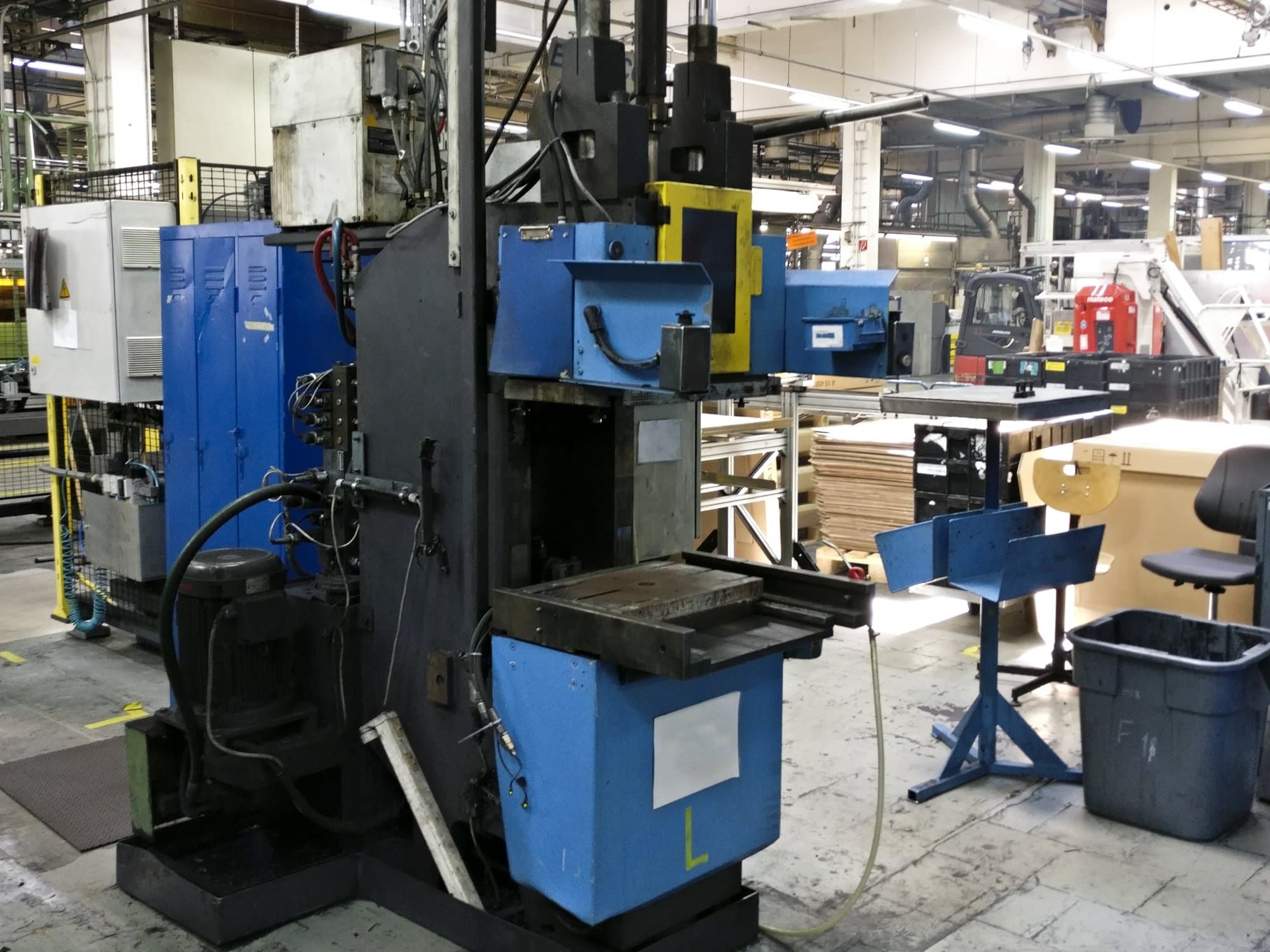 Vista lato sinistro della macchina Kloeckner Desma 956.050