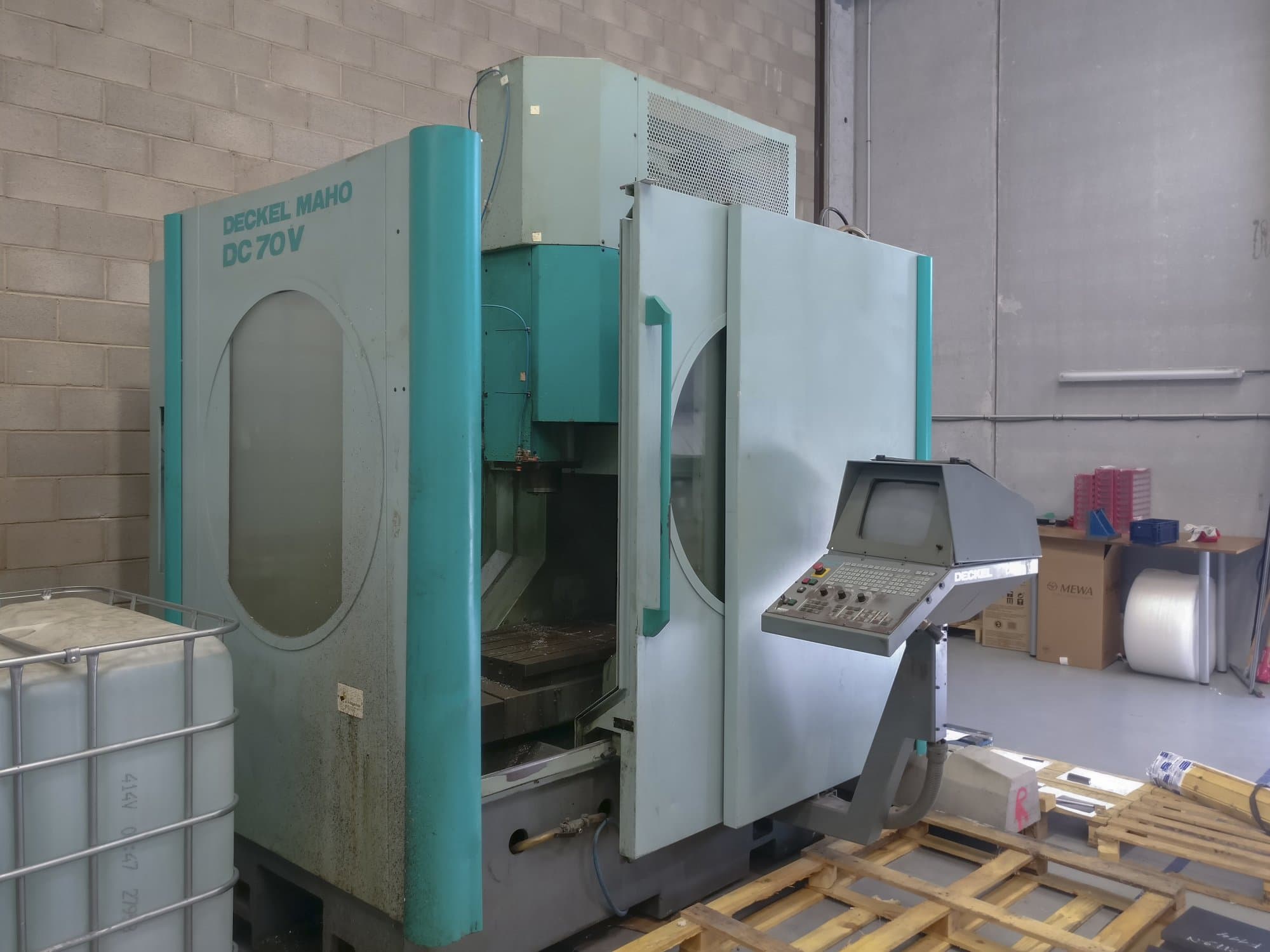 Vista frontale della macchina Deckel Maho Gildemeister DC 70 V
