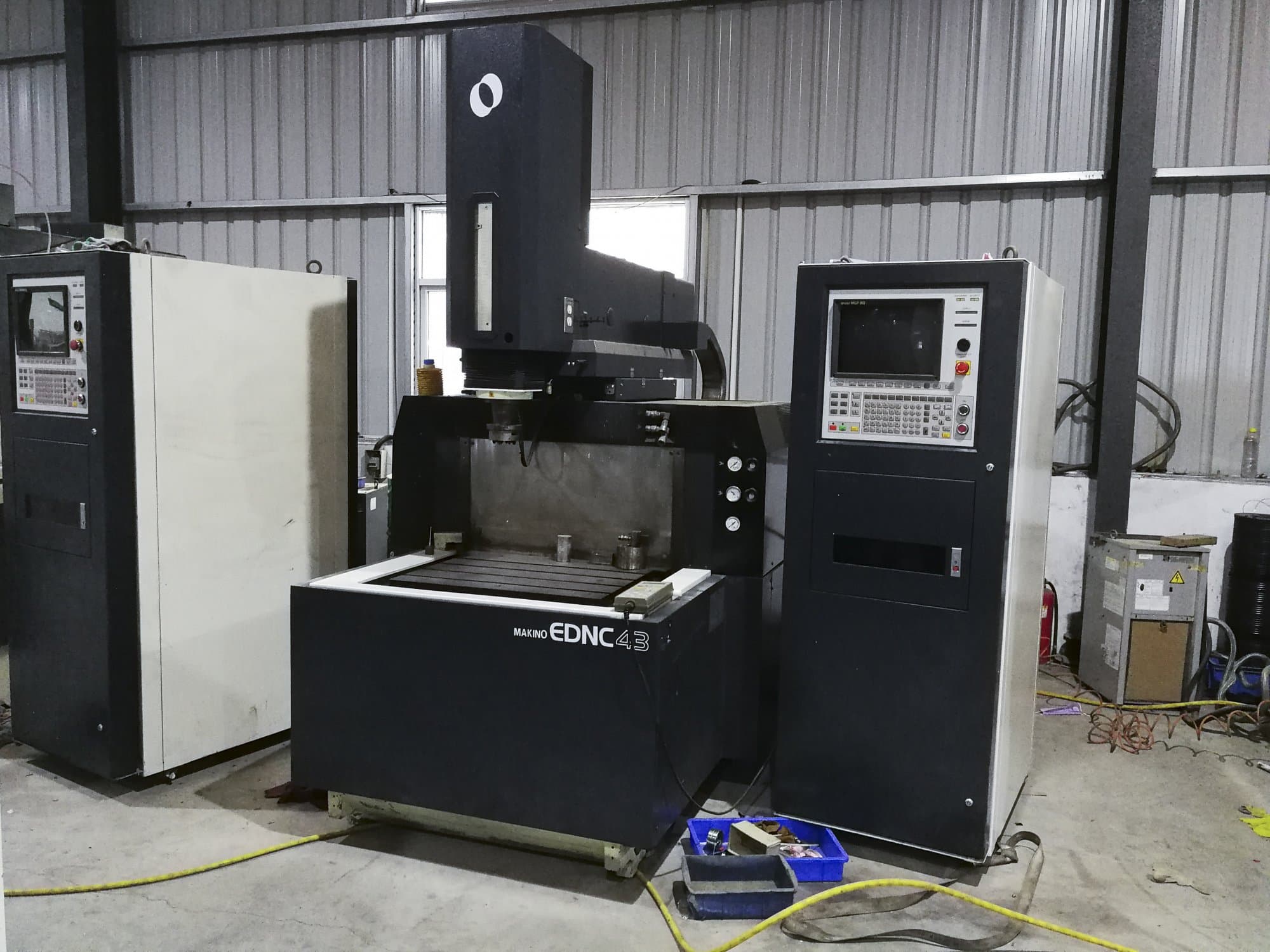 Vista frontale della macchina Makino EDNC43