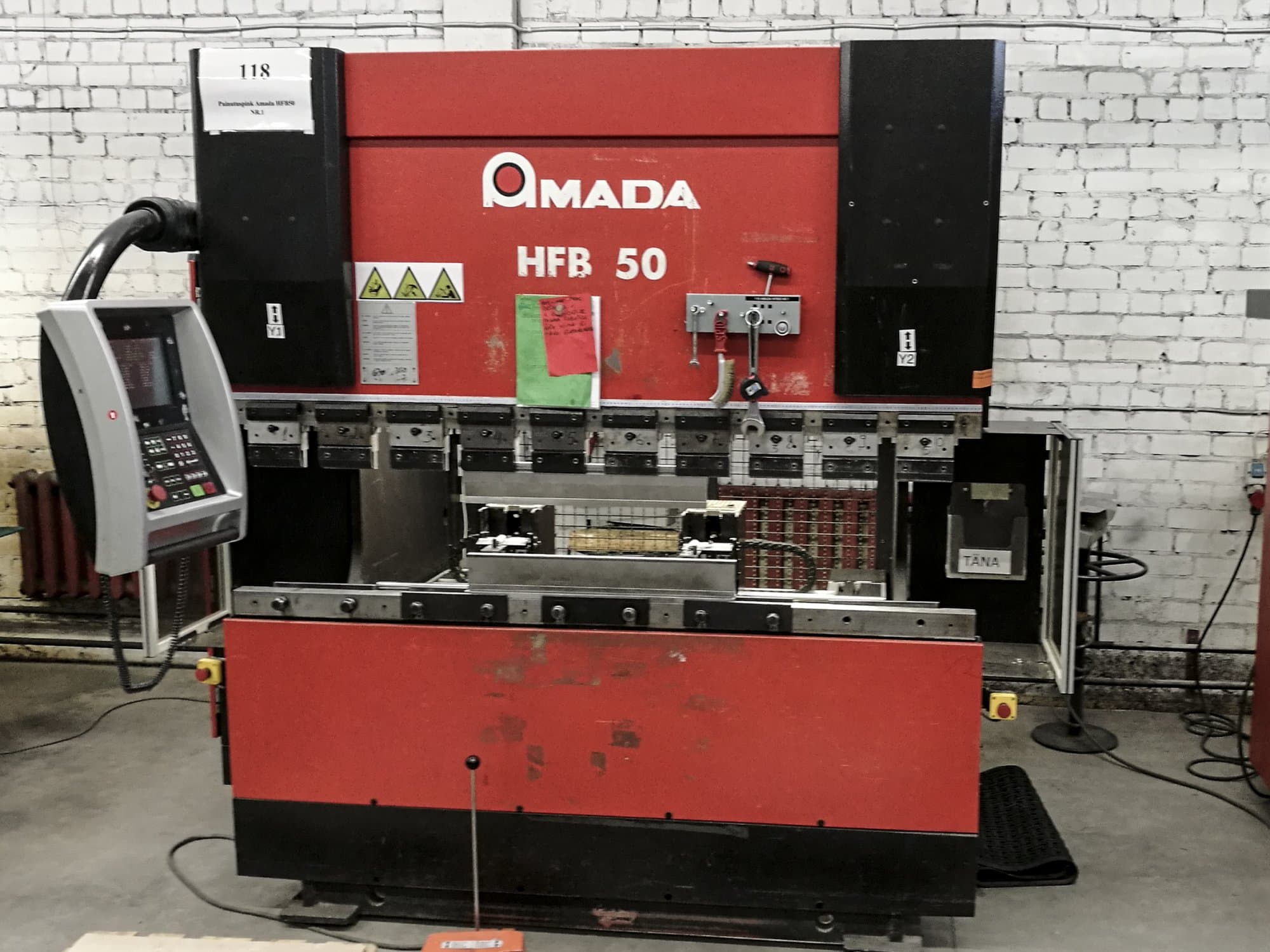 Vista frontale della macchina AMADA HFB 50