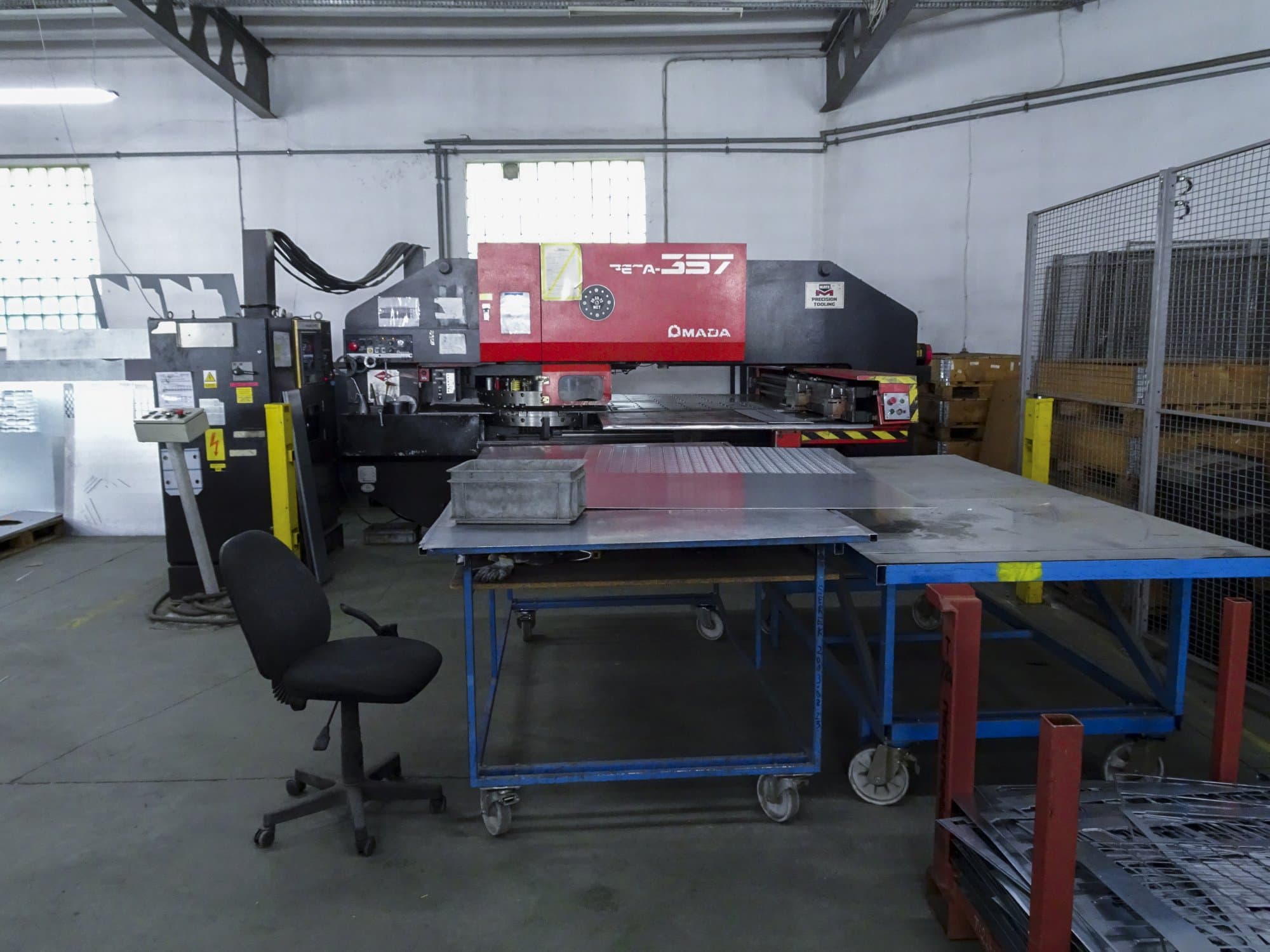 Vista frontale della macchina AMADA PEGA 357