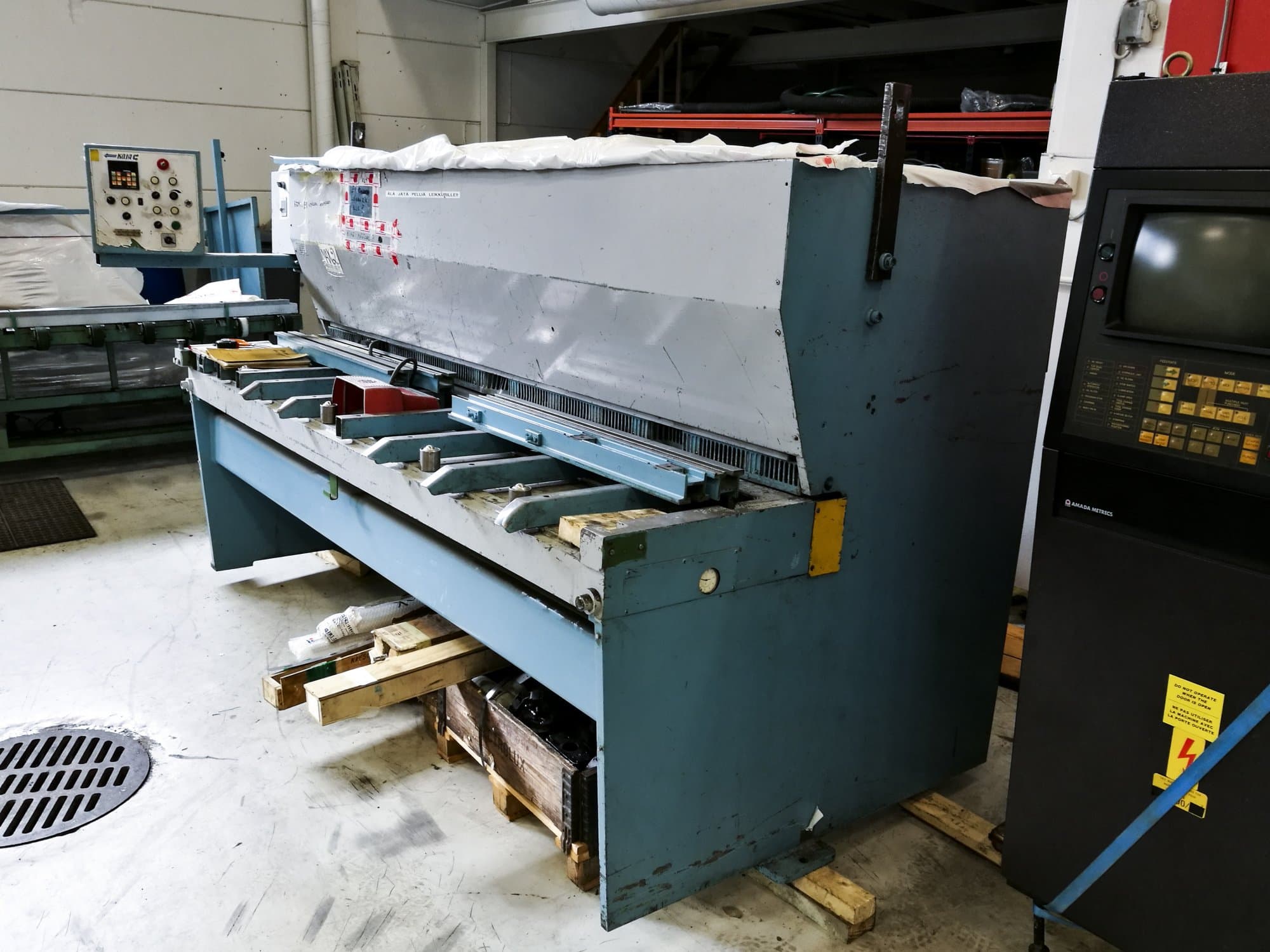 Vista frontale della macchina CHE 25/4