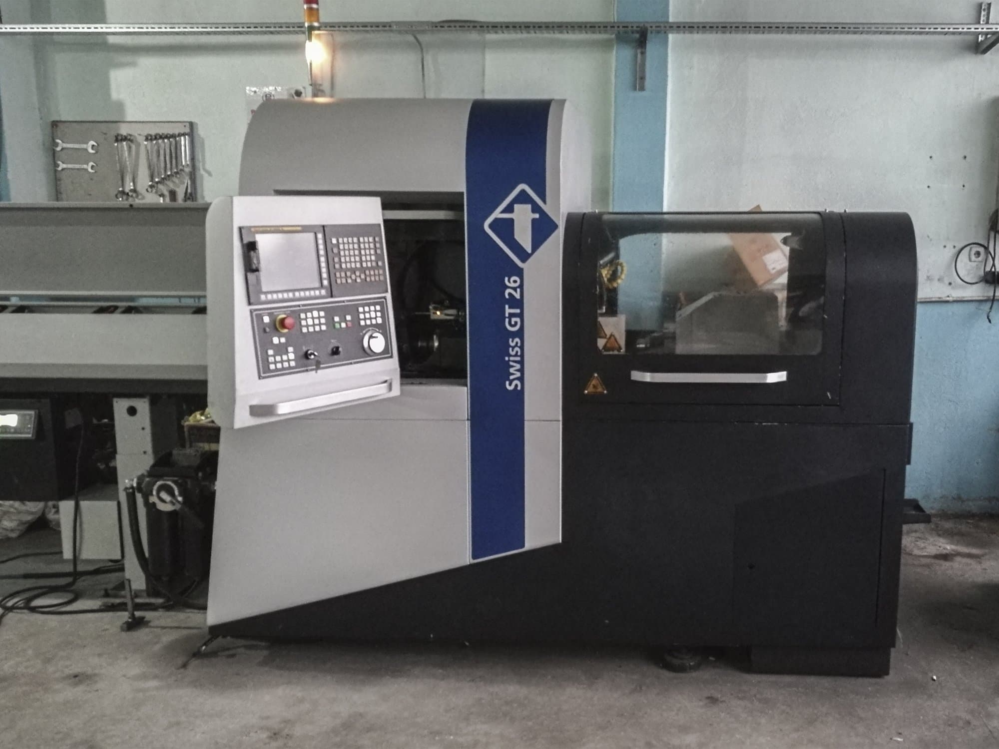Vista frontale della macchina Tornos SWISS GT 26