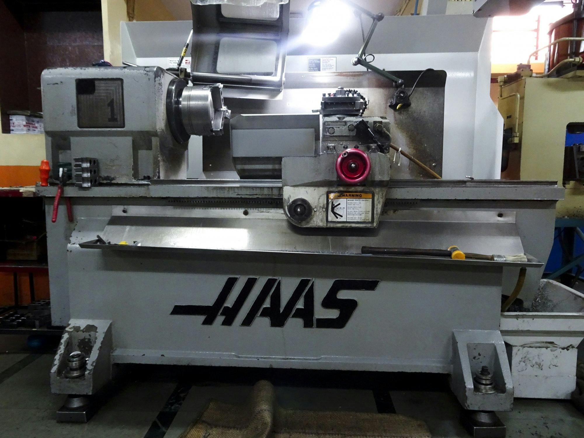 Vista frontale della macchina HAAS TL-1