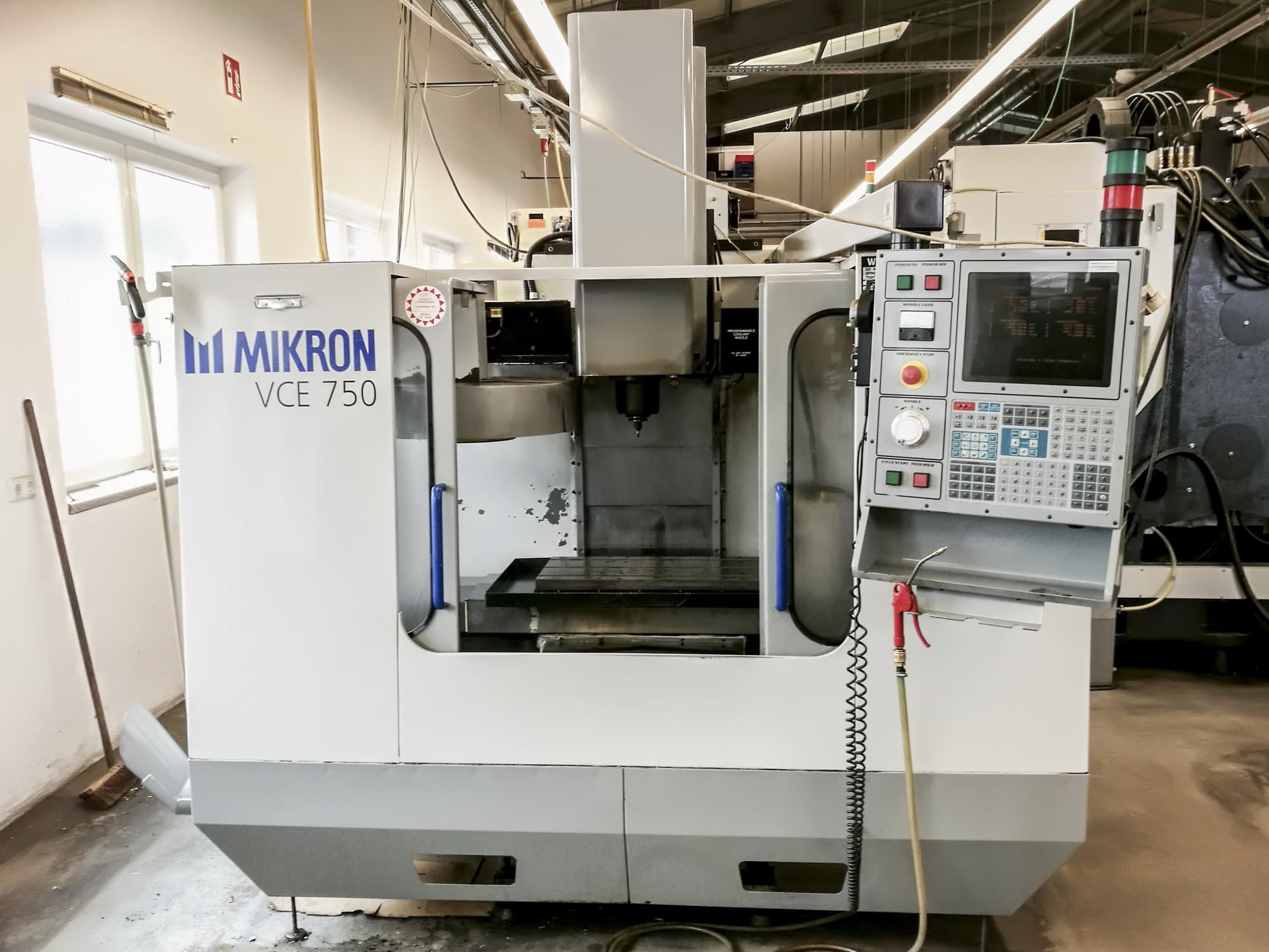 Vista frontale della macchina HAAS VCE 750