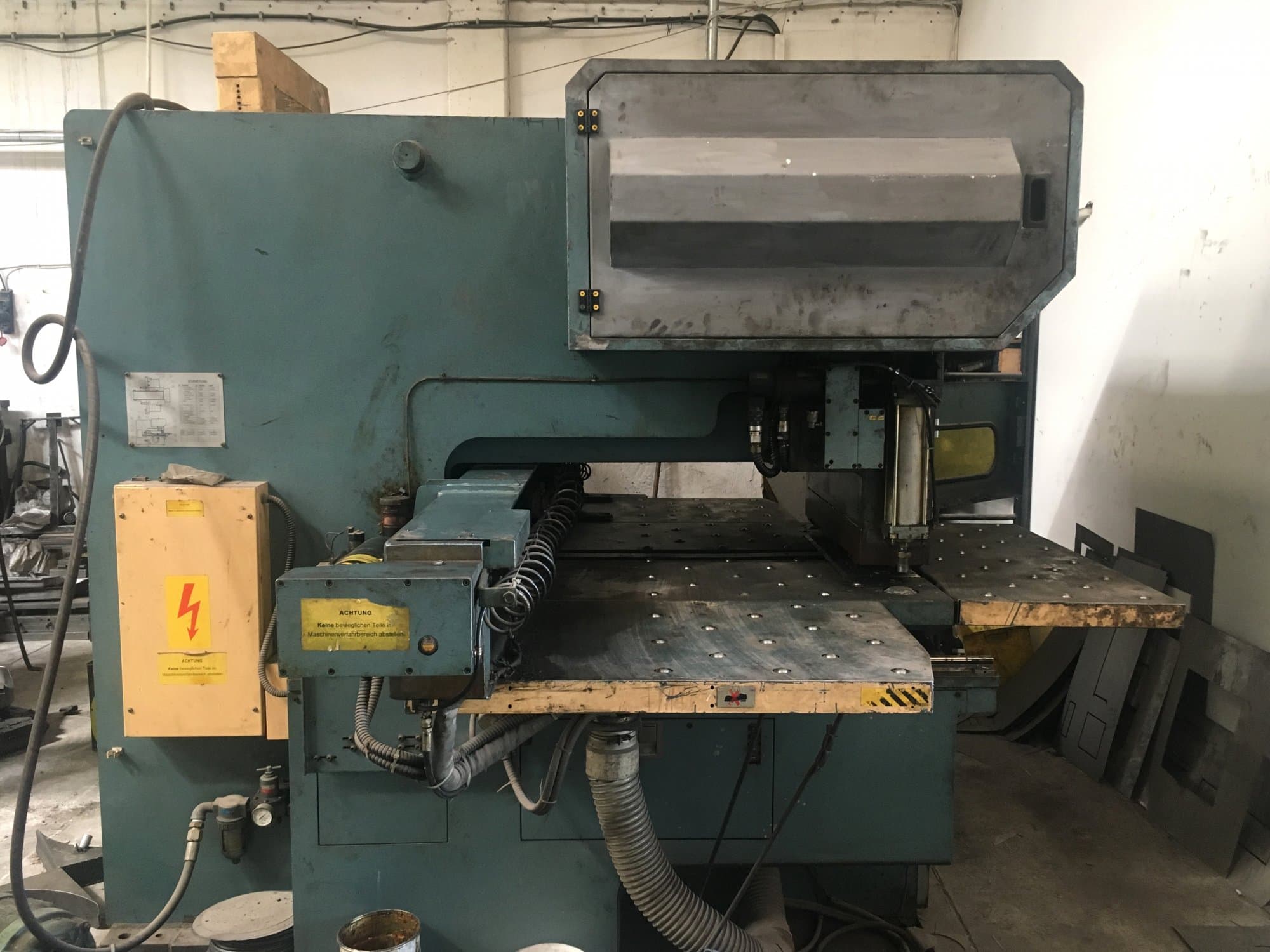 Vista frontale della macchina AMADA OCTO-334