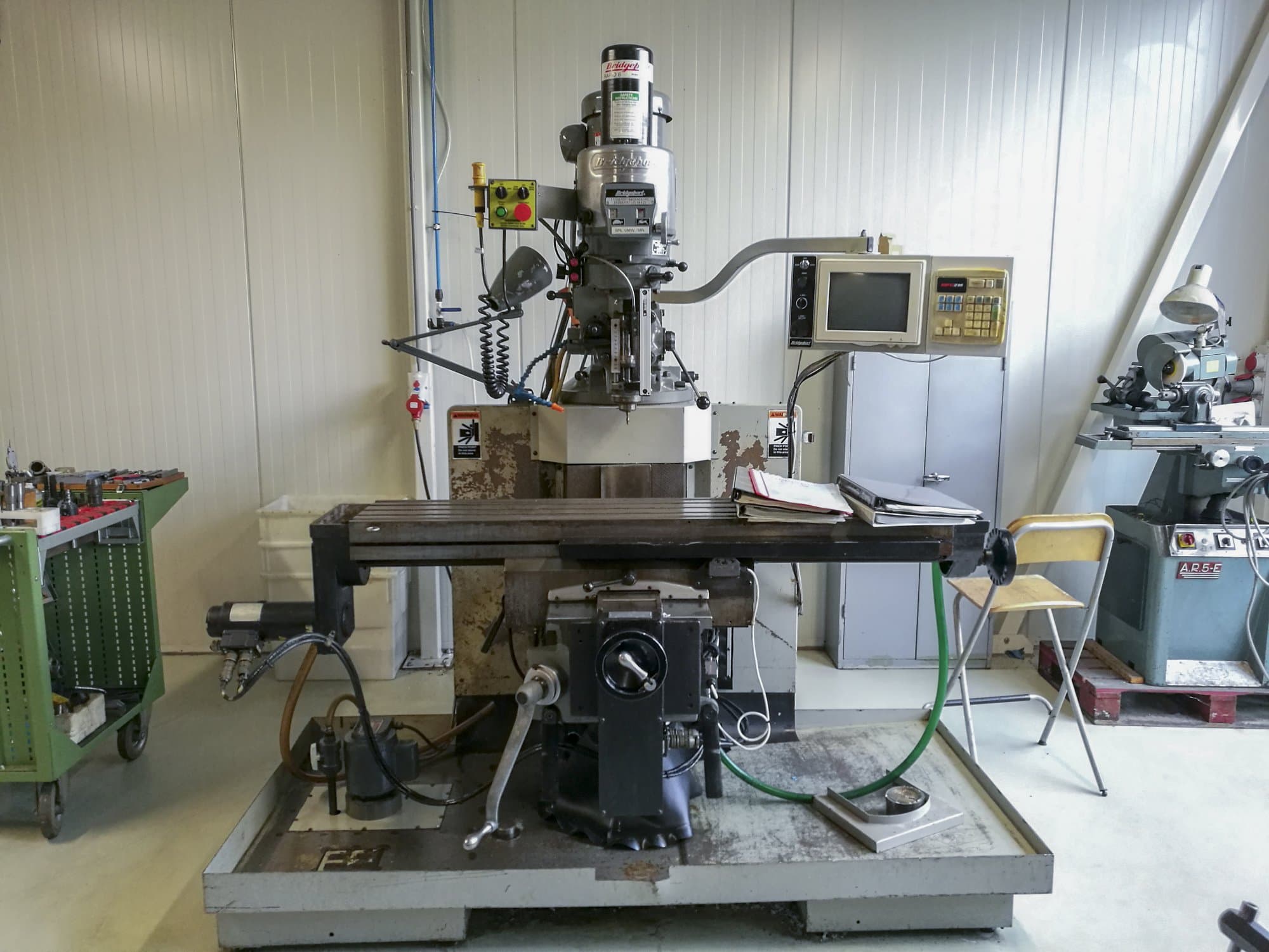 Vista frontale della macchina Bridgeport EZ TRAK DX II