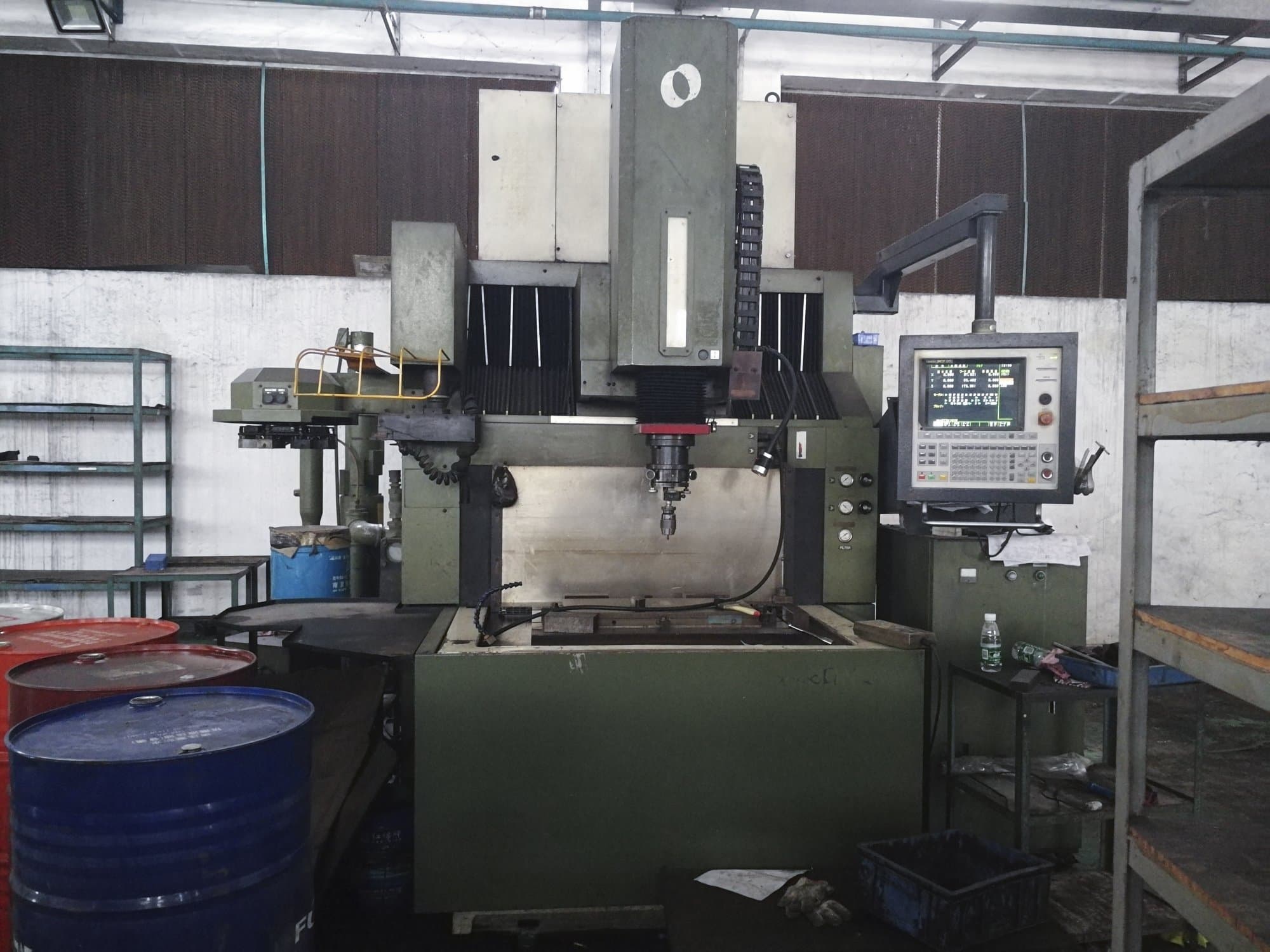 Vista frontale della macchina Makino EDNC65